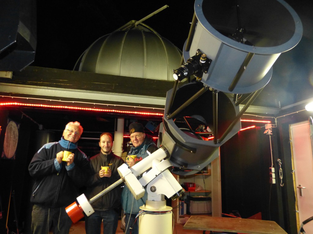 Peter Remmel, Stefan Pinkert und Dietmar Bode wärmen sich mit warmen Tee