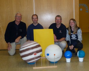 Das Team der Sternwarte vor dem selbstgebauten Sonnensystem