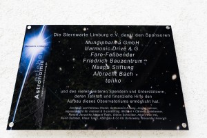 Sponsorentafel an der Fassade des Gebäudes.