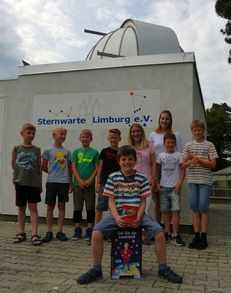Die Gruppe der Lesehelden aus Obertiefenbach mit dem Vorleser Leon Stauber im Vordergrund. 
