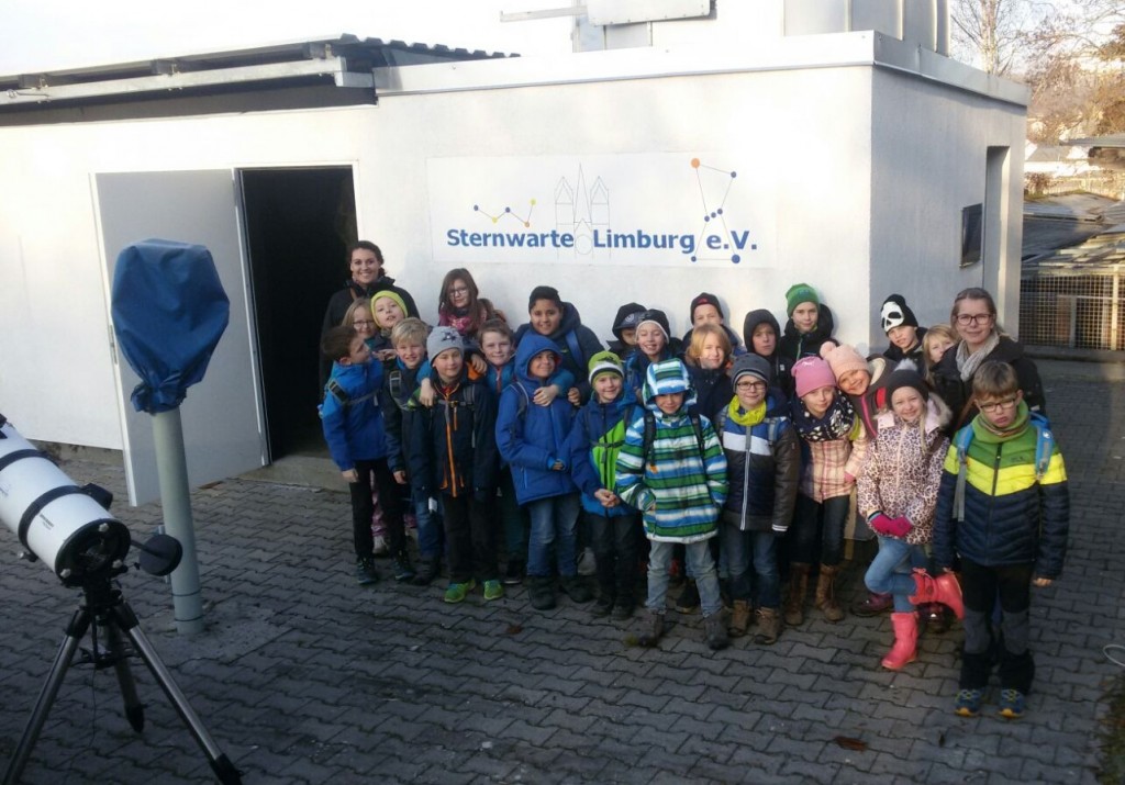 Die Schüler der Grundschule Hahnstätten vor dem Sternwartengebäude